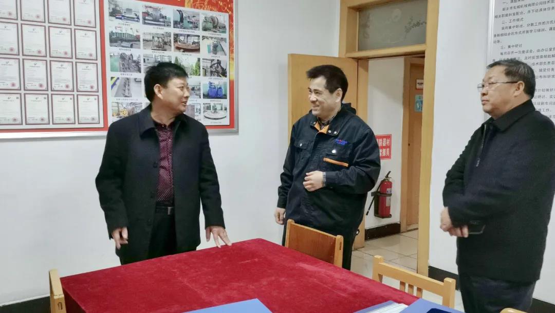 新鄉(xiāng)市總工會副主席王世良(左一)、輝縣市總工會主席李樹林(右一)指導(dǎo)工作