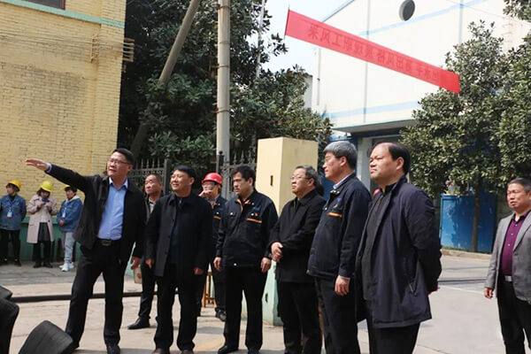 領導們參觀長城機械