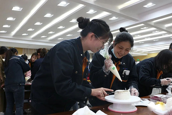 新鄉(xiāng)長城機械舉辦慶三八蛋糕DIY活動現場