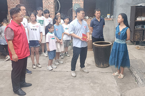 新鄉(xiāng)長城集團愛心家庭攜手輝縣義工“愛心助學，點亮希望”