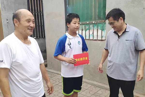 新鄉(xiāng)長城集團愛心家庭攜手輝縣義工“愛心助學，點亮希望”