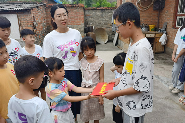 新鄉(xiāng)長城集團愛心家庭攜手輝縣義工“愛心助學，點亮希望”